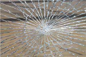 Andernach: Seitenscheibe mit Stein eingeworfen