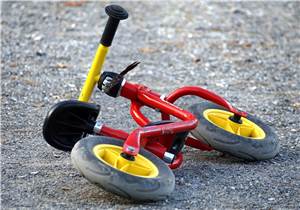 Trauriger Unfall: Vierjähriger Junge auf Laufrad von Pkw überfahren 