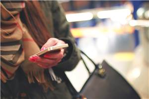Neue Masche per SMS: Betrüger drohen mit Gerichtsvollzieher