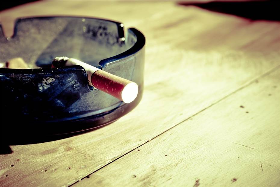 Heruntergefallene Zigarette ursächlich für Verkehrsunfall 