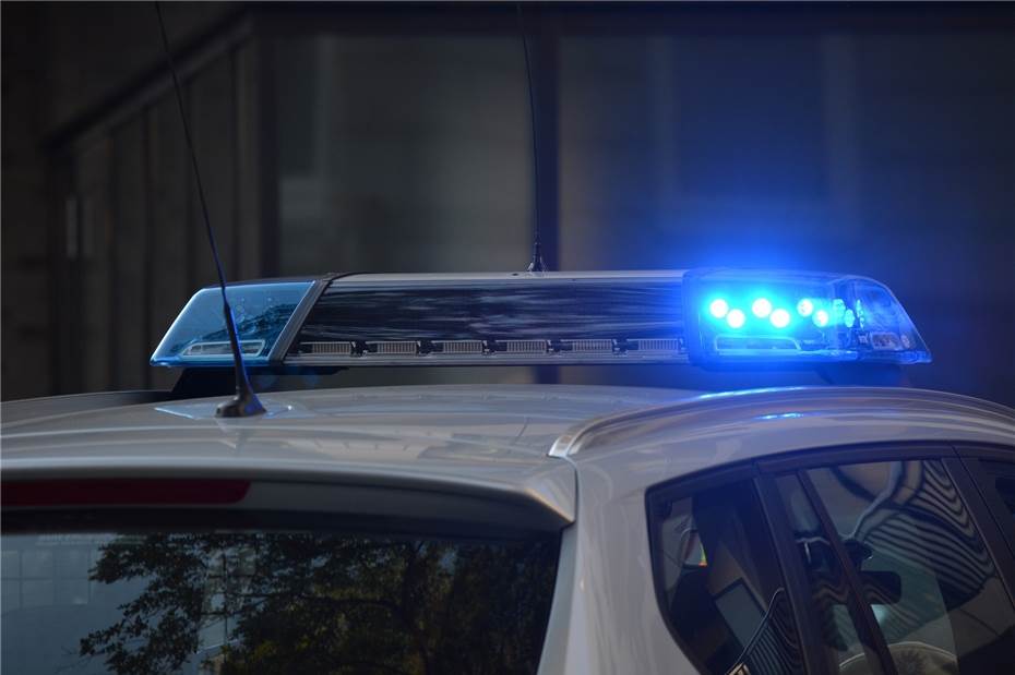 Verfolgungsfahrt in der VG Linz: Fahrer rammt Polizeiauto