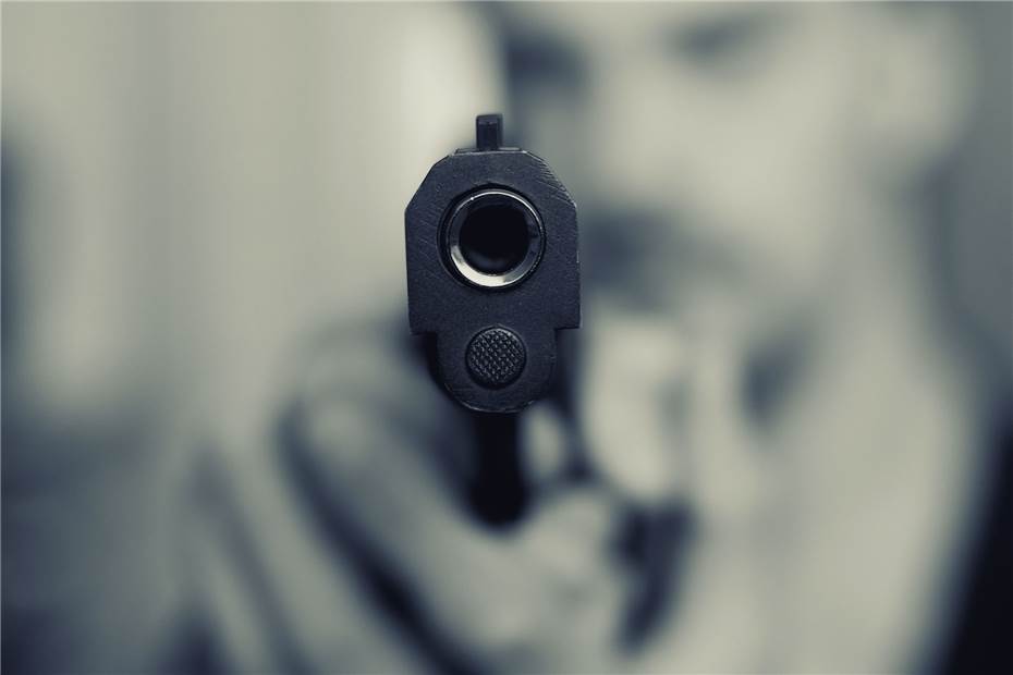 Straßenraub in Euskirchen: Mann mit Schusswaffe bedroht