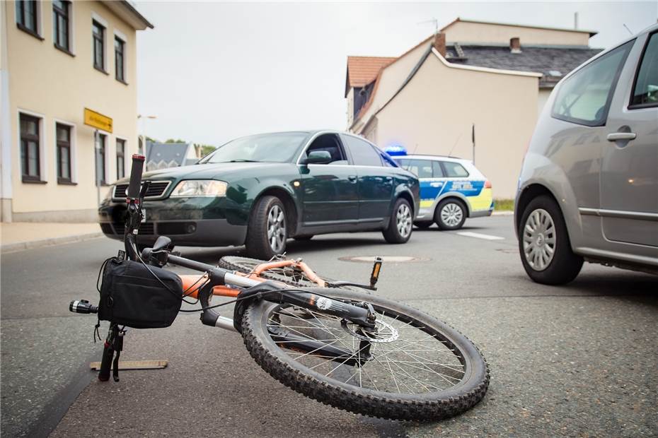 Koblenz: Fahrradfahrer von Auto erfasst