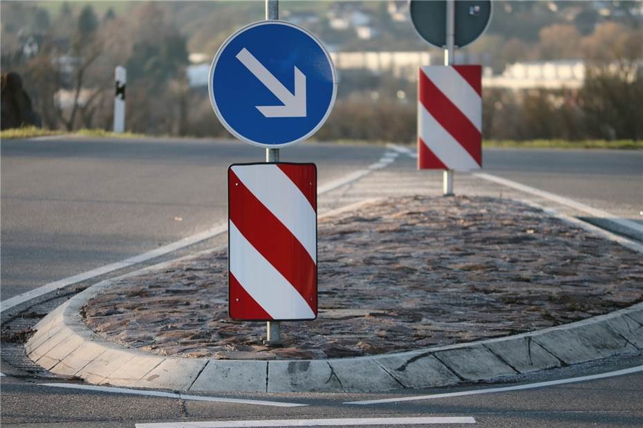 Über Verkehrsinsel gerumpelt: Autofahrer reißt Verkehrszeichen aus Verankerung