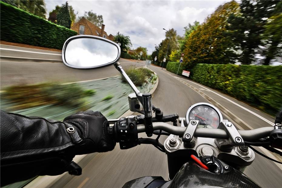 Zu schnell und zu laut: Polizei kontrolliert Motorradfahrer