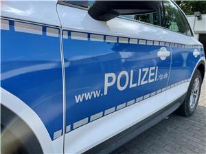 Linz: Transporter landet auf Fahrerseite im Straßengraben