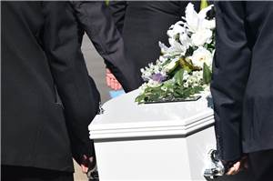 Verhalten im Trauerfall: Warum keine Beerdigungszeit in der Todesanzeige stehen sollte