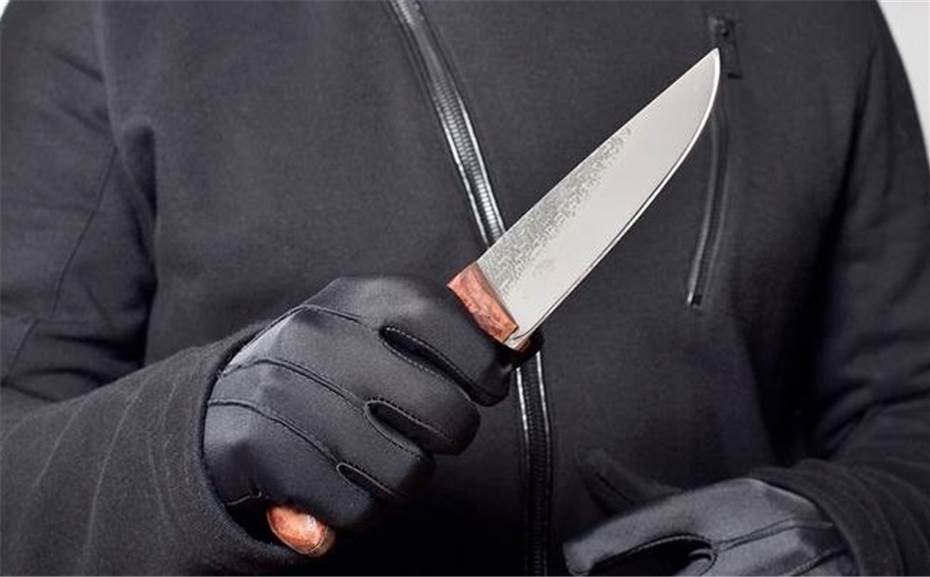 Mit Messer bedroht: Lieferfahrer von Unbekanntem ausgeraubt