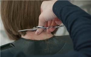 Unzufrieden mit Haarschnitt: Kunde gerät mit Friseur aneinander