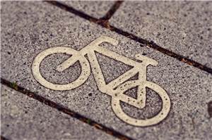 Koblenz: Fußgängerin von Radfahrer umgenietet
