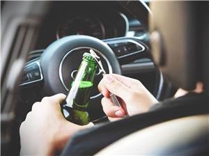 Promillefahrt in Dierdorf: Betrunkener Autofahrer stürzt Böschung hinab