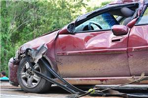 Verkehrsunfallflucht unter Alkoholeinfluss und Festnahme der Unfallverursacherin