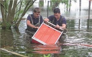 Feuerwehrmänner
weiterhin im Hochwassereinsatz