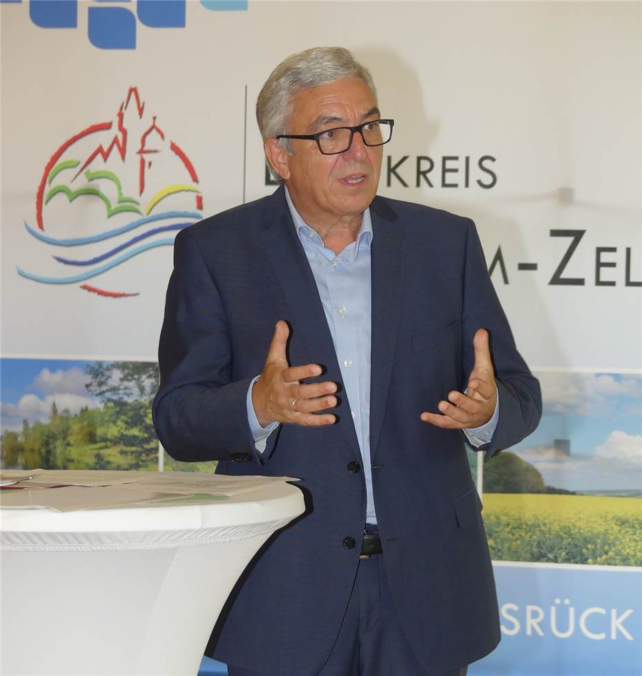 Innenminister Roger Lewentz übergab
den Förderbescheid über 673.000 Euro