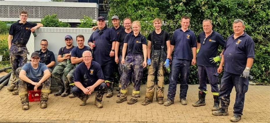 Landrat Achim Hallerbach dankt
Feuerwehrleuten für „fantastische Arbeit“
