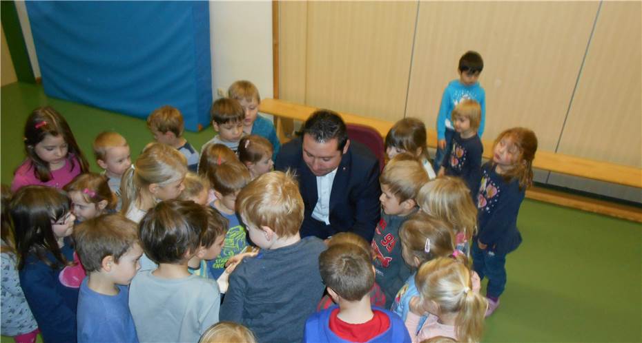 Benedikt Oster las im
Kindergarten Binningen vor