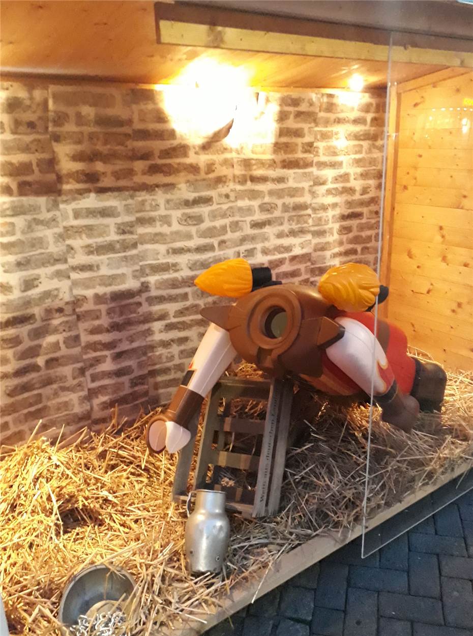 Große Playmobil-Figuren des Knusperpfads zerstört