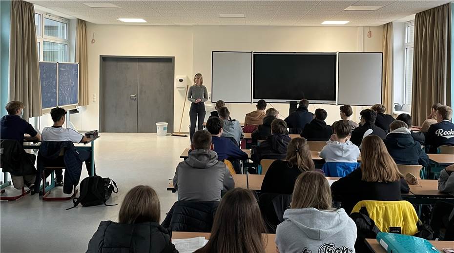 Ellen Demuth diskutiert mit Schülern
der Deutschherrenschule Waldbreitbach