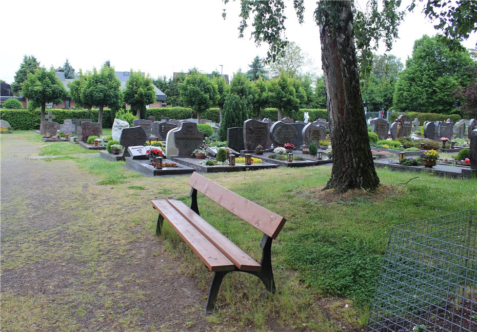 Neue Bänke
für den Friedhof