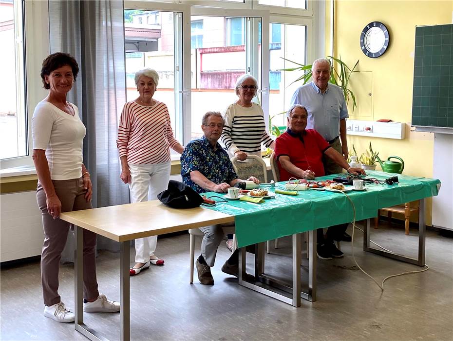 Ingeborg Bernards begrüßt lokale
Prominenz bei der Wiedereröffnung