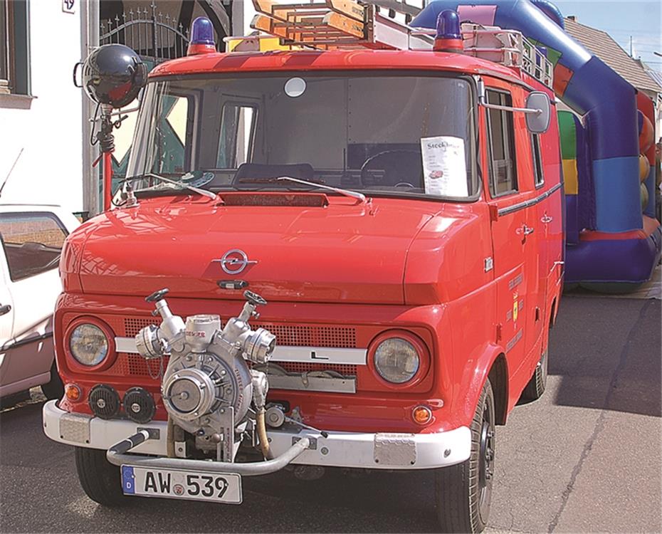 Historische Feuerwehrautos und Traktoren