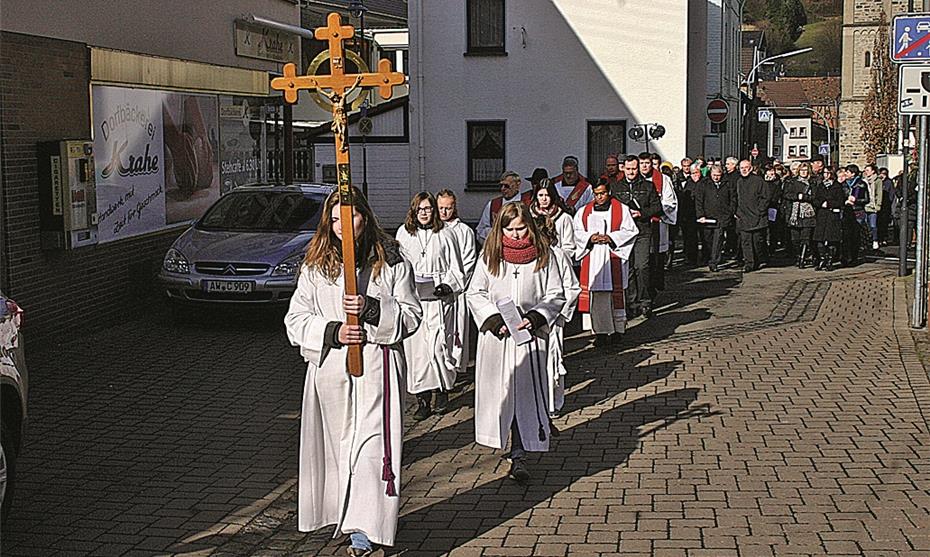 Bischof Ackermann
weiht neuen Kreuzweg ein