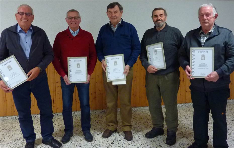 Fünf Männer wurden für ihre
40-jährige Mitgliedschaft geehrt