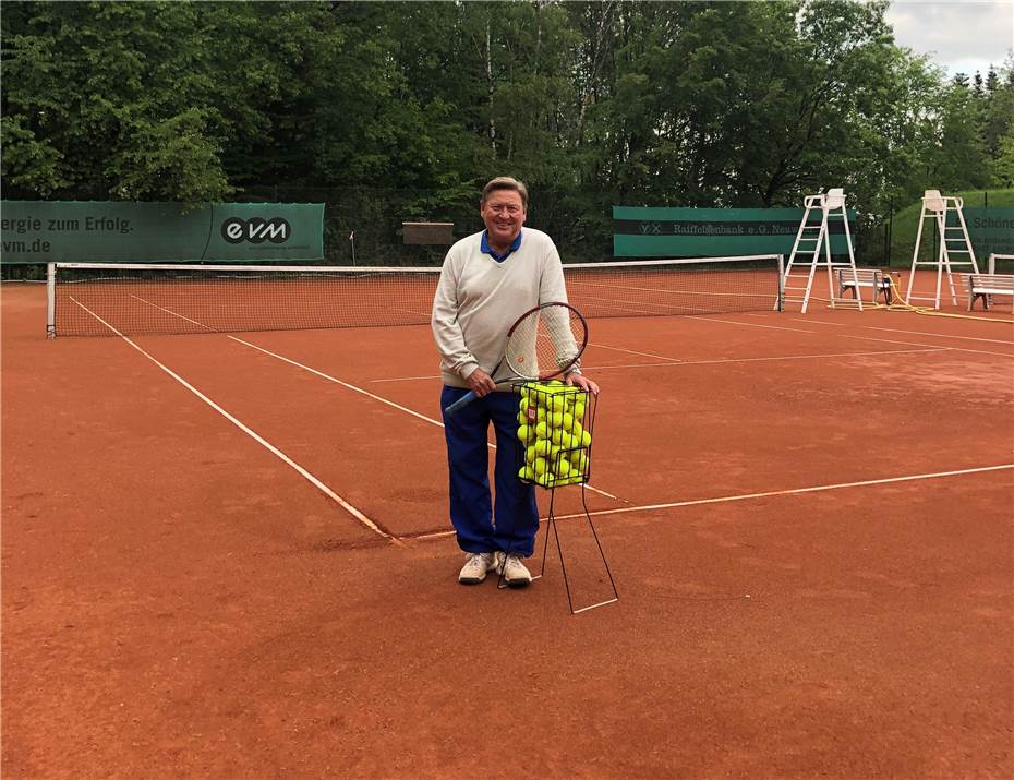 Tennistrainer Robert Berg leitet wieder Einheiten