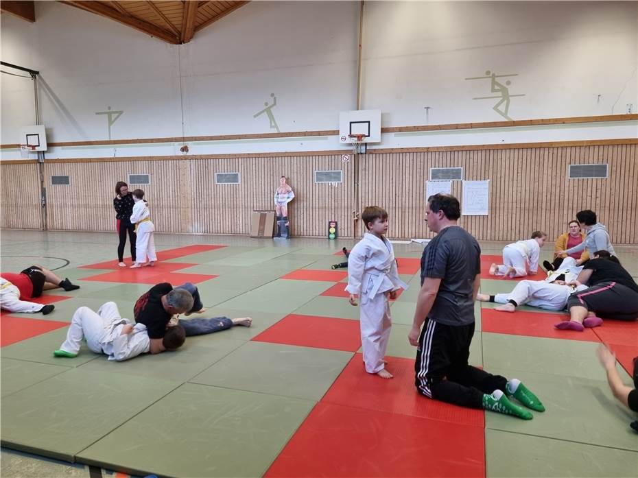 Groß gegen Klein beim Training
der Ju-Jutsu Kids