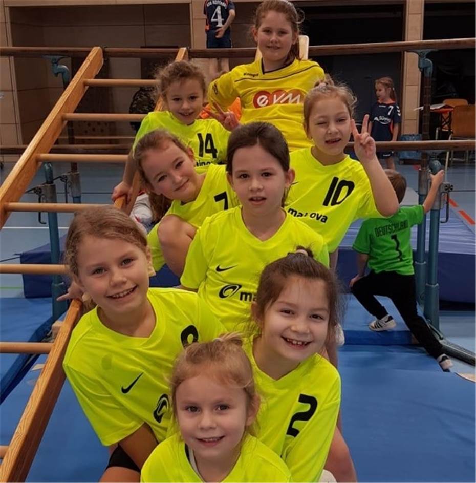 Junge Handballer-
innen zeigen ihr Können