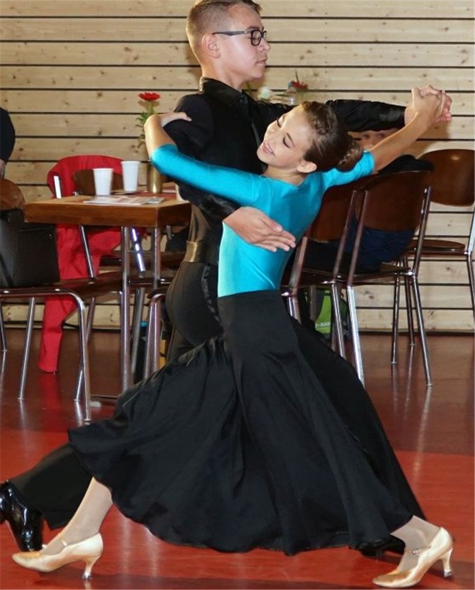 Junges Tanzpaar feiert
Landestitel und Aufstieg