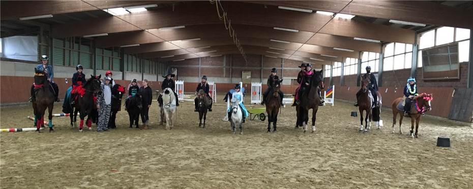 Junge Reiter und Reiterinnen
feierten mit ihren Pferden Karneval