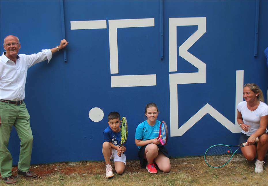 Neues „Kleinspielfeld“ mit
Tennisball-Wand eröffnet