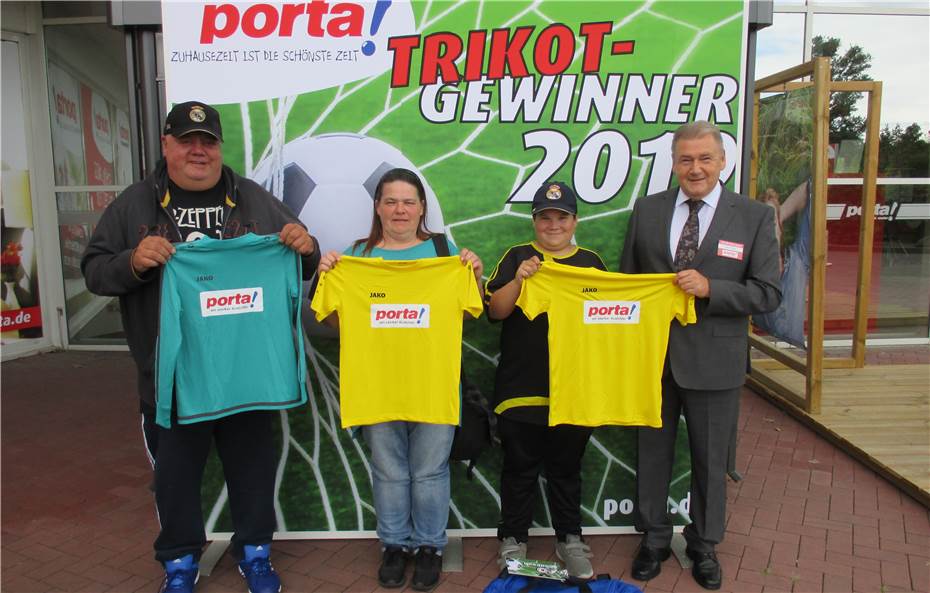 Porta Möbel stattet Jugendmannschaften mit neuen Trikots aus