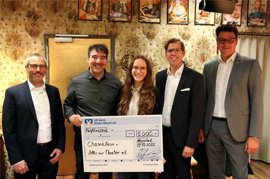 VR Bank spendet 5.000 Euro an Theaterverein Chamäleon