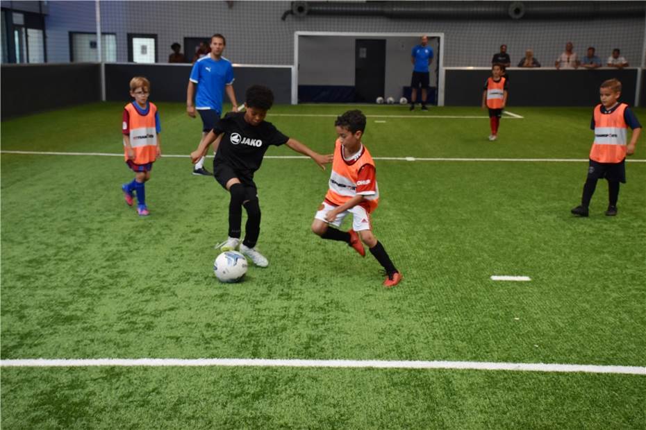 Kinder lernen in toller Fußballschule